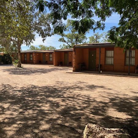 Territory Manor Motel & Caravan Park Mataranka Buitenkant foto