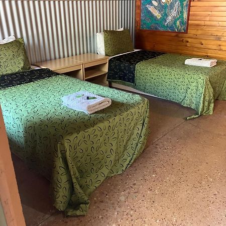 Territory Manor Motel & Caravan Park Mataranka Buitenkant foto