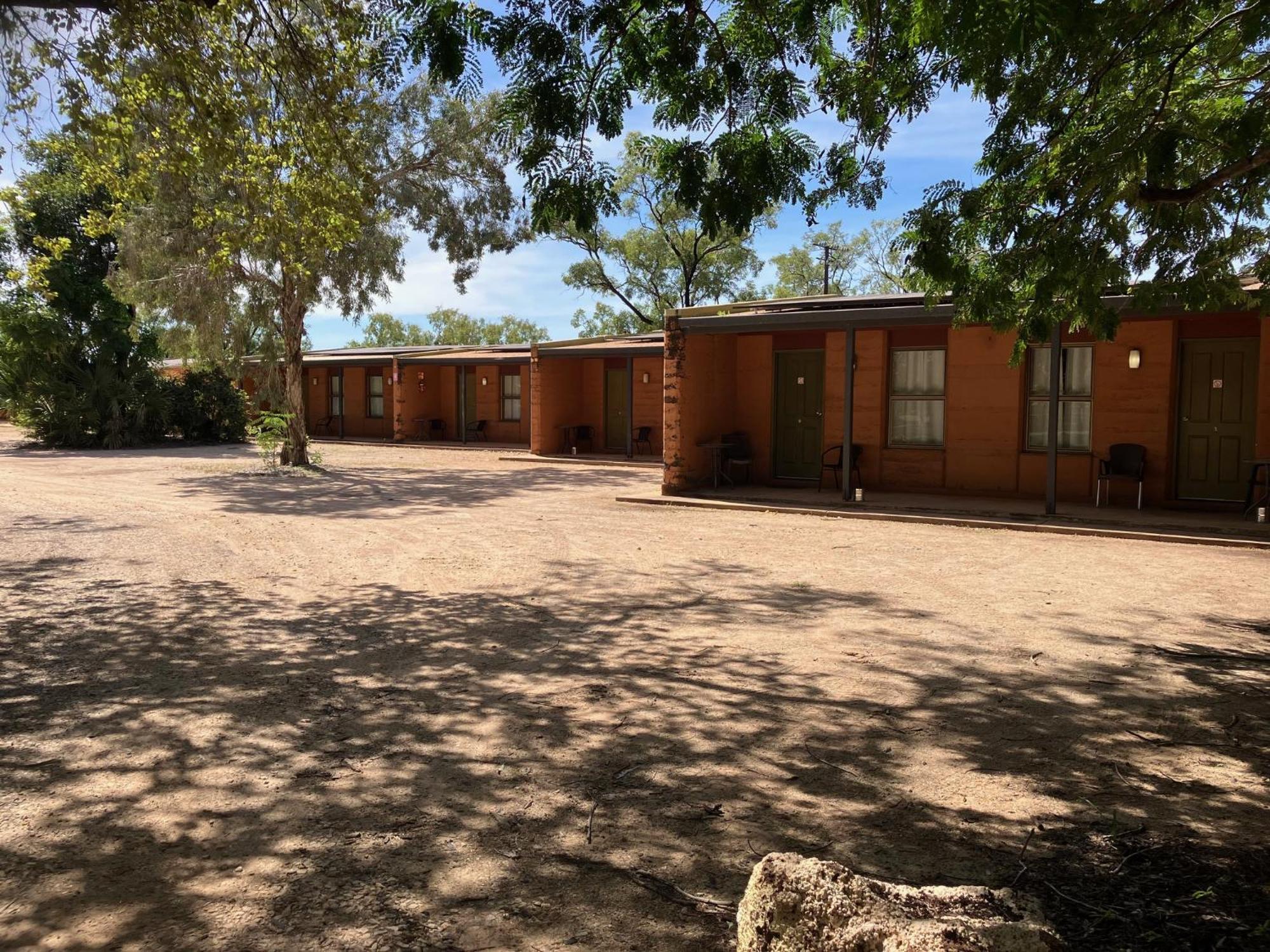 Territory Manor Motel & Caravan Park Mataranka Buitenkant foto