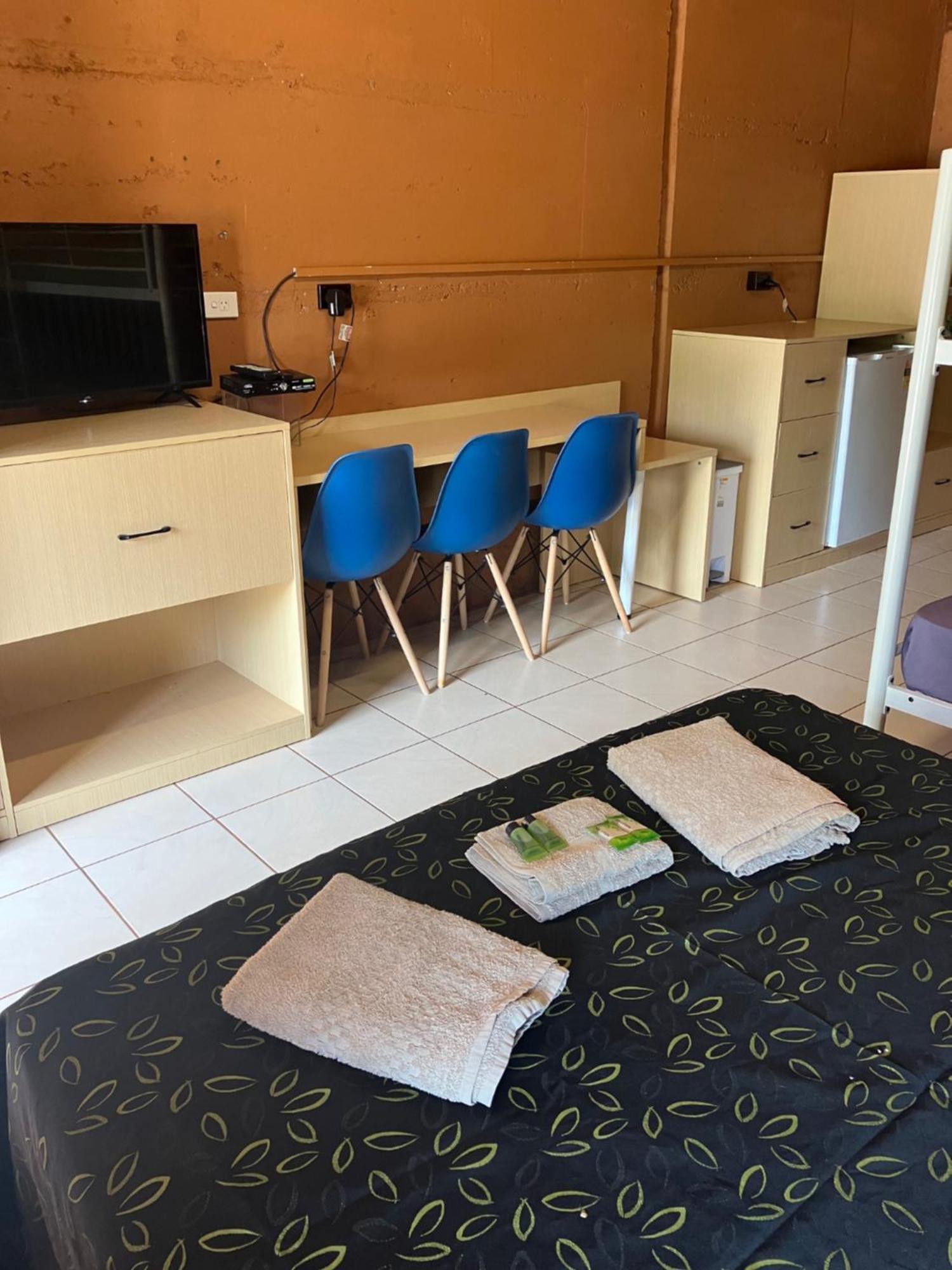 Territory Manor Motel & Caravan Park Mataranka Kamer foto