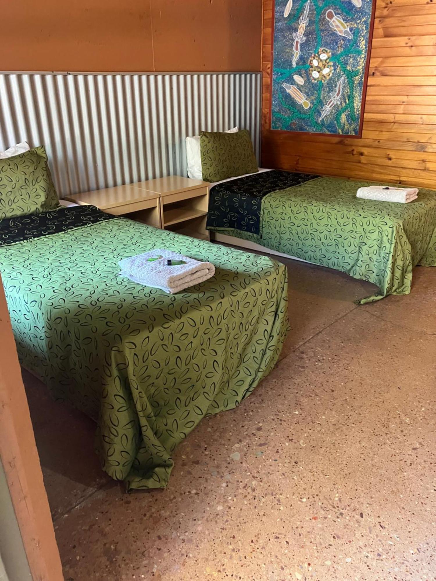 Territory Manor Motel & Caravan Park Mataranka Buitenkant foto
